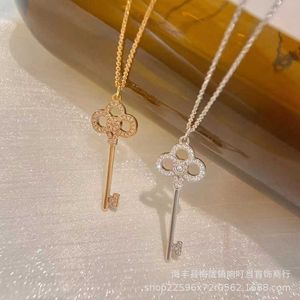 Designer Brand Gold High Edition Tiffays Key Necklace Dames Nieuwe Diamond Iris Pendant Rose Hollow Crown Collar Chain