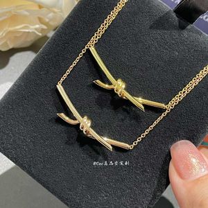 Designer Brand Gold High Edition Twisted Necklace Womens 18K Rose Plating Nieuwe geavanceerde mode boog hanger sleutelbeen ketting