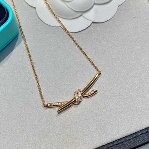 Designer merk goud knoop ketting ketting hoogwaardige cnc handset semi diamant gladde asymmetrische 18k roségouden ketting met logo