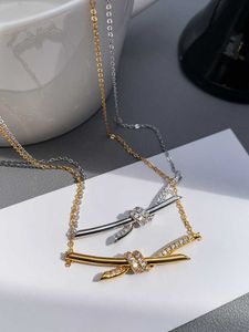 Designermerk Gu Ailings Cross Knot ketting met dezelfde stijl voor dameslicht luxe en uniek ontwerp Een hoogwaardige gouden elegantie beroemdheidskraag met logo