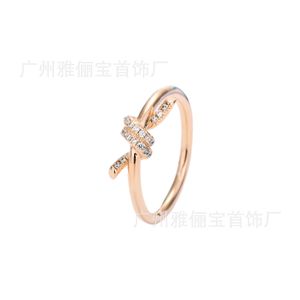 Designer Brand High Edition TFF Diamond Knot Ring met 18K roségouden plating op wit koper voor vrouwen eenvoudig en modieus gepersonaliseerd veelzijdig met logo