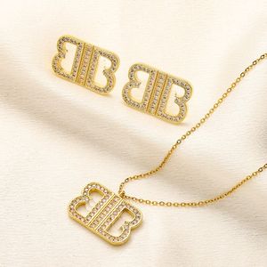 Designer merk sieraden set 18k goud vergulde luxe kettingen oorbellen wintermeisje geschenken ontwerp voor vrouwen mode liefde stud