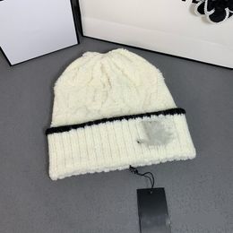 Diseñador sombreros de punto hombres y mujeres parejas otoño e invierno protección contra el frío gorro cálido moda clásica
