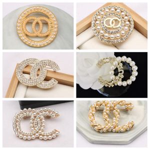 Broches de lettre de marque de créateur, incrustation plaquée de cristal strass, bijoux, breloque, épingle en perle, accessoire cadeau de fête de mariage