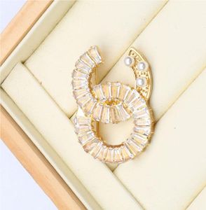 Designer Marque Lettres Broches Pin Géométrique De Luxe Femmes Charme Cristal Strass Perle Pins pour Célèbre Fête De Mariage Jewerlry Accessoires