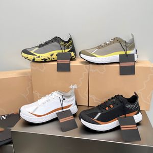 Marque de créateurs de nouvelles chaussures de sport décontractées.