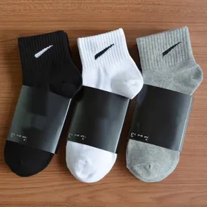 Calcetines de algodón para hombre de marca de diseñador Clásico negro blanco colorido Mujeres Hombres Transpirable Algodón Fútbol Baloncesto Deportes Tobillo Agarre Calcetín Invierno para calcetines masculinos