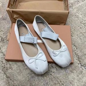 Ontwerpermerk Miu Dames Ballet Shoes Boat Shoes Designer merk Bow Flat Mary Jane Comfortabele retro elastische band zwart en wit roze grijs roodbruine vrije tijd buiten