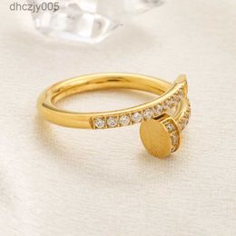 Marca de diseñador Anillos de banda de uñas Moda Simple Mujeres Niñas 18k Chapado en oro Anillo de acero inoxidable Letras Amantes famosos Accesorio de joyería de boda Regalo de Navidad HP6E