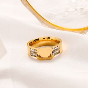 Designer merk nagelband ringen mode eenvoudige dames meisjes 18k gouden plating roestvrijstalen ring letters beroemde minnaars bruiloft sieraden accessoire kerstcadeau