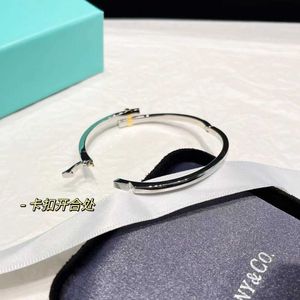 Designer Brand TFF Edge Narrow Edition Anneau avec bracelet en diamant Luxury Instagram minimaliste et style froid pour les filles