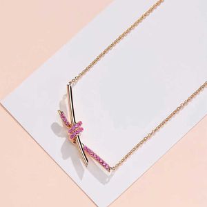 Ontwerper Gloednieuwe Twisted Knot -ketting voor Women Light Luxury en Niche Rose Gold Bow Collarbone Chain Pure Silver Pink Smile Trend