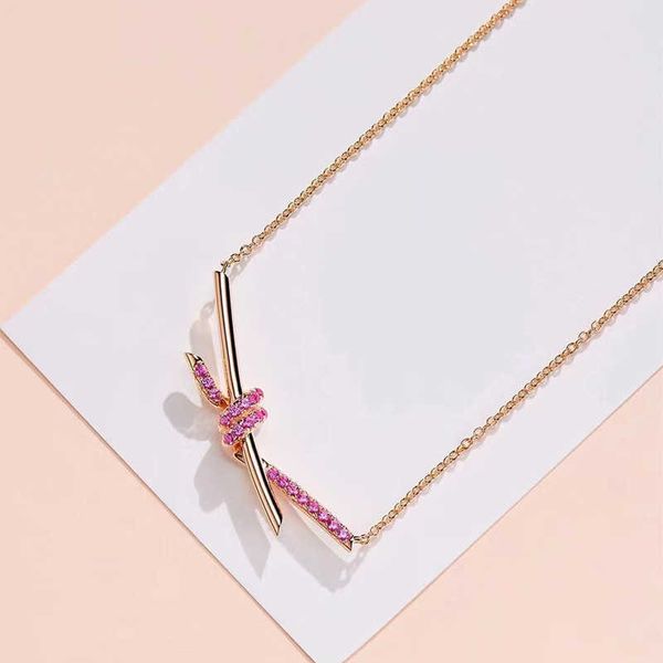 Designer Brand Twisted Knot Collier pour les femmes Luxury Luxury et Niche Rose Gold Bow Collarbone Chain Pure Silver Pink Smile Trend