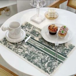 Mat d'isolation en PVC de marque de créateurs, à la mode, résistante à la chaleur, anti-glissement, tapis étanche, sous-trappe de luxe, décoration de table à manger et produits ménagers 43 * 2