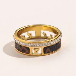 Ontwerper Brand Rings Women 18K Gold Ring Crystal Faux Leer Roestvrij staal liefde bruiloft sieraden benodigdheden Ring Fijne snijvinger Ring ZG1600