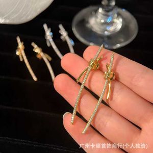 Ontwerpermerk Rose Gold Knot Knoop Lange oorbellen met witte ingelegde diamant voortreffelijke oorstoten Design eenvoudig en lichte luxe Instagram voor vrouwen V2JB