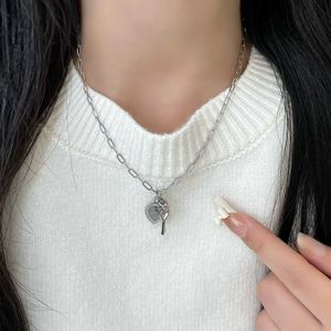 Ontwerpermerk S925 Sterling Silver Tiffays Classic Letter Love Key Necklace Light Luxury Instagram Sweet Cool Crowd Layed Collar Chain with Logo