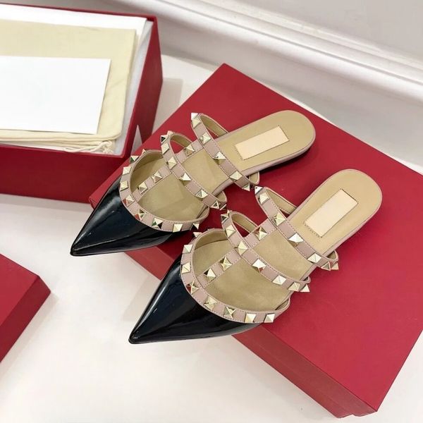 Sandalias de mujer Zapatillas de diseñador Remaches en V Tacones planos Zapatos puntiagudos Verano Mujer de lujo Cuero real Zapatos de boda rojos desnudos negros con bolsa para polvo roja Tamaño 34-44