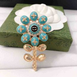 Marque de créateurs simples broches Brooches Blue Flower Geometric Sweater Coll Collar Brooche Fashion Mens Womens Crystal Rhinestone Brooch Wedding Jewelry