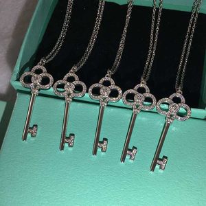 Designer Brand Sweater Chain High Edition Tiffays Key Necklace Dames Classic Iris Crown Pendant 18K Rose Gold Hollow Long