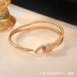 Designer merk TFF 18K gouden onderzochte diamant knooparmband met een vrouwelijk niche -ontwerp eenvoudige en luxueuze inzet armband rosé goud volle diamanten armband