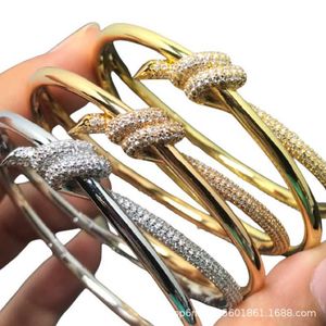Designermerk TFF Volledige diamant gedraaide boogarmband met een lichte luxe en geavanceerd gevoel