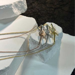 Marca de diseñador Tiffays Collar clásico de nudos de mariposa con diamantes Light Luxury Design Luxury Titanium Bloque de acero Titanium Cadena de hueso