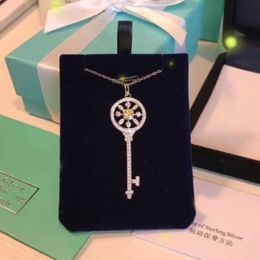 Marque de créateurs Tiffays Diamond Inlaid Key Pendant Collier avec chaîne de clarbone Cadeau féminin pour le meilleur ami Instagram Kaleidoscope jaune pur