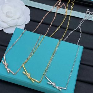 Designer Brand Tiffays Gold Rope Knot Cross Necklace -serie met diamantlicht luxe en minimalistische sleutelketen