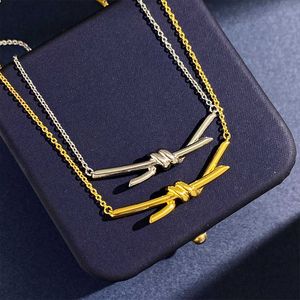 Marque de créateurs Tiffays Knot Collier Womens Ins Wind Plated 18K Gold Cross Smooth Selon Coll Chain