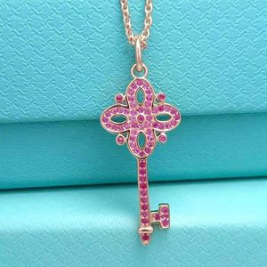 Designer Brand Tiffays Red Key Necklace -versie Nieuwe Micro Inlaid Full Diamond Womens Summer Collar Chain Live Edition Jewelry