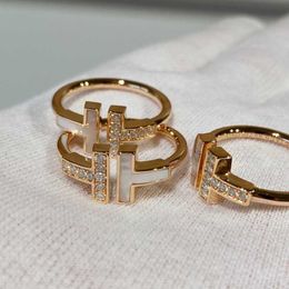 Designer Brand V Gold Double T Half Diamond Fritillaria Ring de haute qualité Blanc 18K Rose Nouveau couple