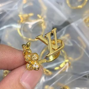 Brand de créateur V Letter Band anneaux Femmes Femmes 18k Gold Crystal Crystal en acier inoxydable Love Jewelry Supplies Ring Fine Curving Dinger