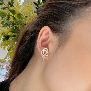 Ontwerpermerk geweven toetsen volledige diamantsleutel oorbellen vrouwelijke touw Knobrand Gold Plating High Edition V05X