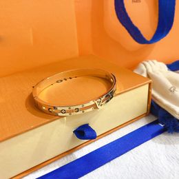 Diseñador de marca Pulseras Mujeres Brazalete Diseñador de lujo Carta Joyería 18K Chapado en oro Acero inoxidable Ahueca hacia fuera Amantes de la boda Regalo Brazaletes Venta al por mayor 7 Estilo