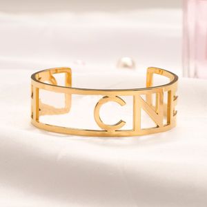 Designer Marque Bracelets Femmes Brillant Bracelet De Luxe Évider Lettre 18K Plaqué Or En Acier Inoxydable Amoureux De Mariage Bijoux Cadeau ZG2251