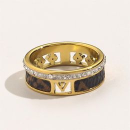 Diseñador de marca Carta Anillos de banda Mujeres 18K Chapado en oro Incrustación de cristal Rhinestone Acero inoxidable Amor Suministros de joyería de boda Ri287r