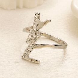 Bande de lettre de marque de créateur anneaux Femmes CZ Diamond Sier plaquée en acier inoxydable amour bijoux de mariage rive