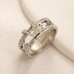 Diseñador de marca Anillos de banda con letras Mujeres Chapado en oro de 18 quilates Chapado en plata Cristal Acero inoxidable Amor Suministros de joyería de boda Anillo Anillo de dedo de talla fina 6 7 8 9 10