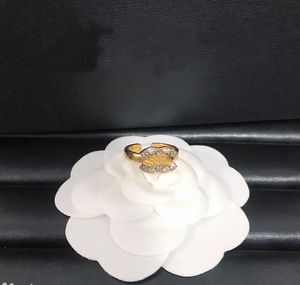 Diseñador Marca Carta Banda Anillos Mujeres 18K Chapado en oro Plata Material de latón hueco Amor Anillo de joyería de boda Anillo de dedo de talla fina con sello de acero ajustable