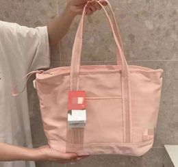Sacs à provisions de marques de concepteurs Femmes Triangle étiquette étanche du sac de voyage de loisirs grande capacité en nylon maman fourre-tout sac à main