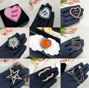 Leigner en laiton lettre broches géométriques de luxe en cristal broches pour femmes accessoires de bijoux de décoration de vêtements pour femmes