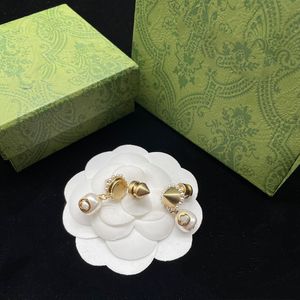 Diseñador material de latón de doble letra encanto pendientes colgantes aretes de lujo pendientes de perla