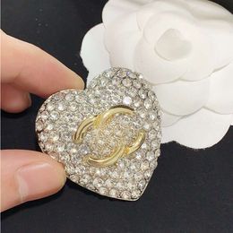 Diseñador Broche Letter Love Broche Full Diamond Flash Versión avanzada Temperamento Luz de lujo Luxury Fashion Fashion Accesorios versátiles para mujeres