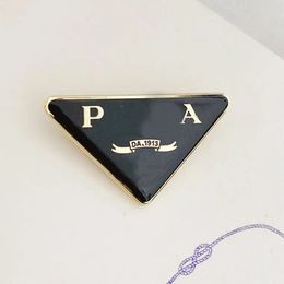 Broche de créateur lettre Triangle broche Vintage broches cristal perle broches pour femmes