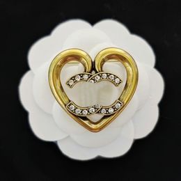 Designer Brooch Luxury Jewelry Femmes épingle Broches Fashion Pearl Diamond Brand C Lettre Broche Gift de fête de mariage