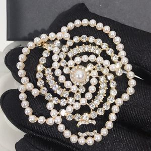 Épingles de broche de créateur bijoux 18 km vêtements plaqués conception de la marque Broche cristal robin robe perle épingle de mode Broches d'anniversaire de mariage cadeau