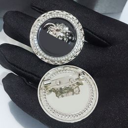 Designer broche pins dames broche luxe kristal merk brief gezicht verzilverde designer sieraden pak revers pin mode-accessoires