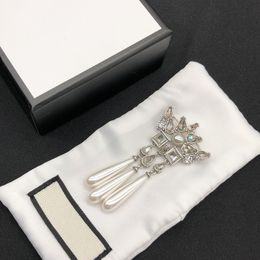 Designer Broches Femmes Street Fashion Broche Designers Bijoux Casual Pin Avec Diamants Perle Goutte Hommes Accessoires D2210244F