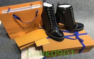 Designer Brown Martin Boot pour les femmes Real Patent Leather Metal Button non glissant Mid Mid Chunky Talon Boots Fashion Véritable AN5505371